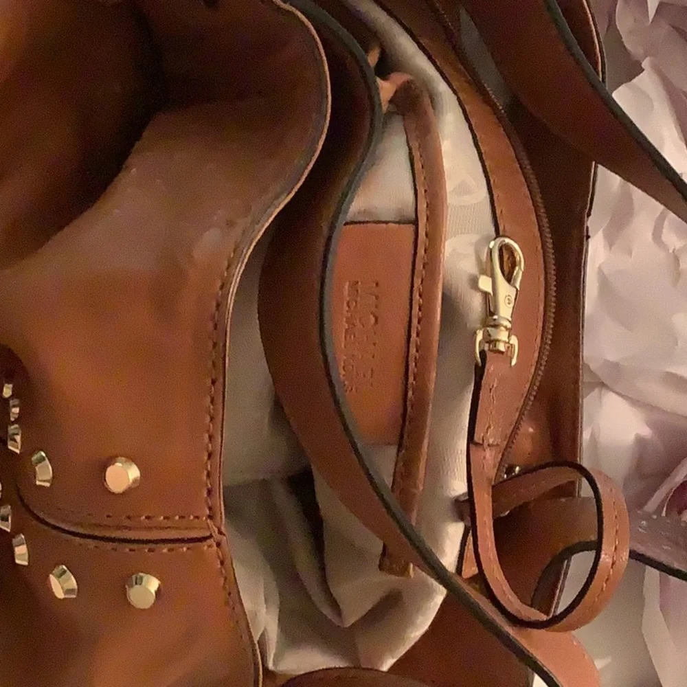 Michael Kors Uptown Astor hobo shoulder handbag.  Reminds me of the ARTSY LV. - Picture 5 of 9